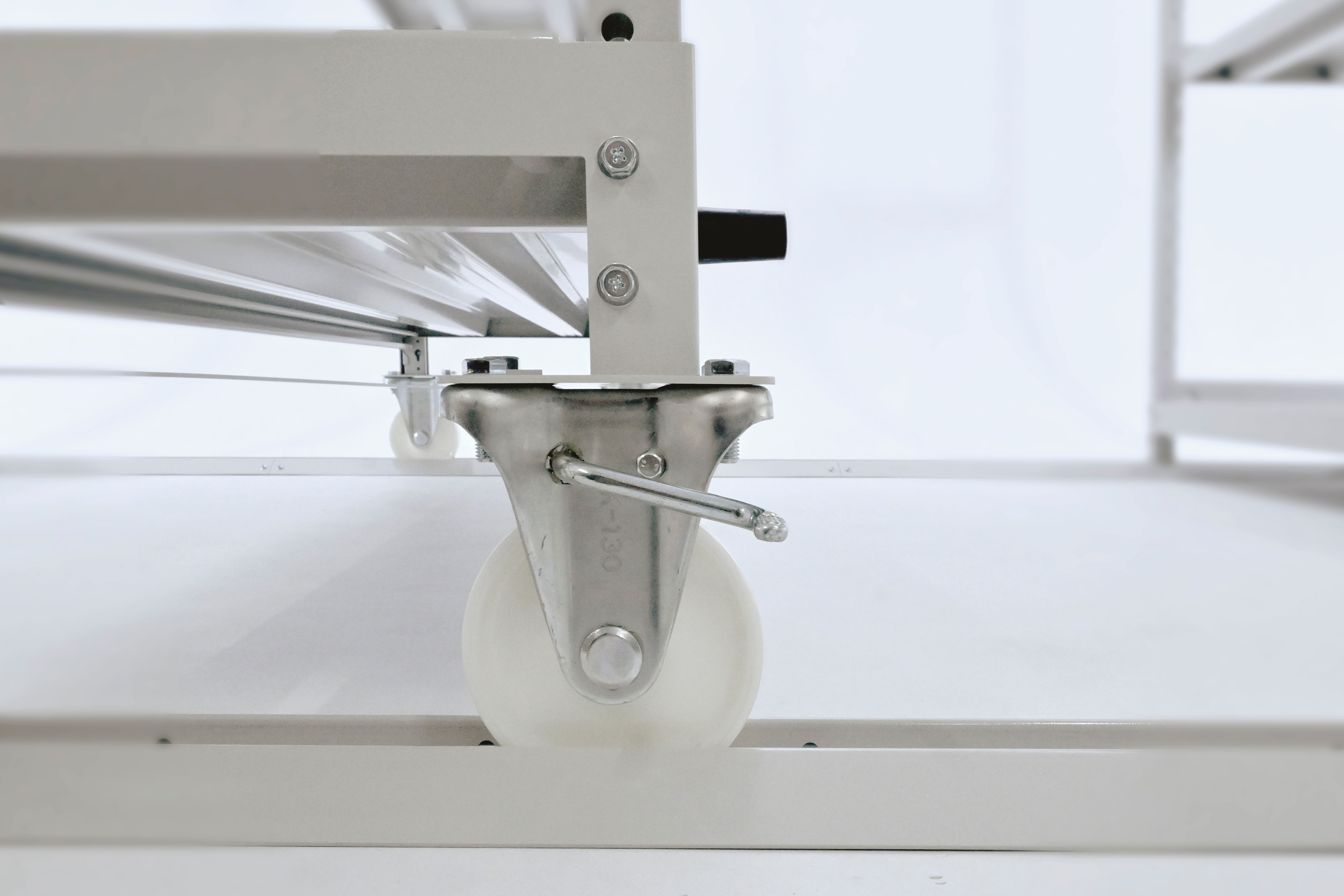 簡易移動棚、手指の挟み込み防止ゴム