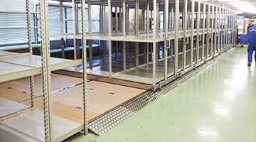 レール式移動棚の施工方法:合板フラット施工スロープつき